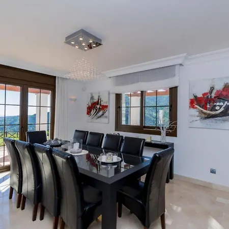 Stunning Detached In The Gated And Peaceful *