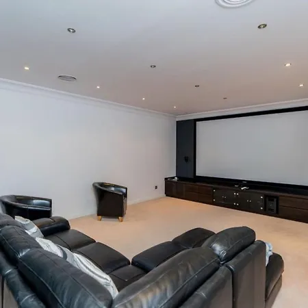 Stunning Detached In The Gated And Peaceful Apartment *