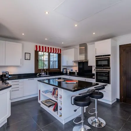 Apartment Stunning Detached In The Gated And Peaceful *